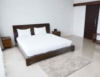 Kamar Tidur 2 Clean 1BR L'Avenue Apartment By Travelio