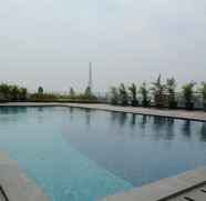 Kolam Renang 3 Homey and Brand New Studio Tree Park Apartment near ICE BSD By Travelio