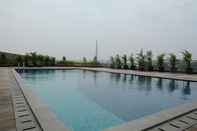 Kolam Renang Homey and Brand New Studio Tree Park Apartment near ICE BSD By Travelio