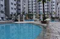 ล็อบบี้ Minimalist and Close to Pool Studio Apartment Sky Terrace at Daan Mogot Baru By Travelio