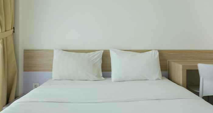 Kamar Tidur Cozy and Bright Studio Tree Park Apartment near ICE BSD City By Travelio