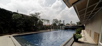 Kolam Renang 3 Modest and Clean 2BR Apartment at Galeri Ciumbuleuit 2 By Travelio