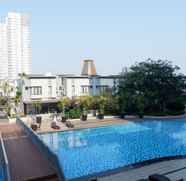 Kolam Renang 5 Bright 1BR with City View Apartment at Cosmo Mansion By Travelio