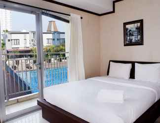 Kamar Tidur 2 Bright 1BR with City View Apartment at Cosmo Mansion By Travelio