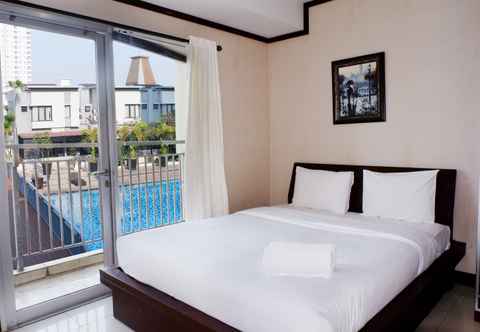 Bedroom Bright 1BR with City View Apartment at Cosmo Mansion By Travelio