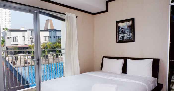 Kamar Tidur Bright 1BR with City View Apartment at Cosmo Mansion By Travelio