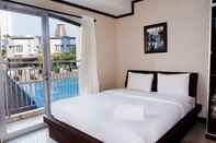 Kamar Tidur Bright 1BR with City View Apartment at Cosmo Mansion By Travelio