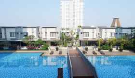 Swimming Pool 4 Bright 1BR with City View Apartment at Cosmo Mansion By Travelio