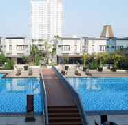 Kolam Renang 4 Bright 1BR with City View Apartment at Cosmo Mansion By Travelio