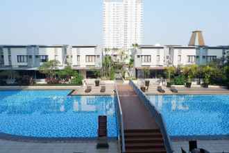 Kolam Renang 4 Bright 1BR with City View Apartment at Cosmo Mansion By Travelio