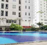 Swimming Pool 2 Simply 1BR with Sofa Bed at Bassura City Apartment By Travelio