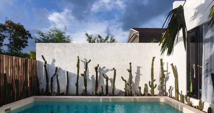 Swimming Pool Escotel Tempekan Guest House