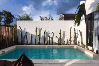 Swimming Pool 4 Escotel Tempekan Guest House