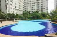 Kolam Renang Comfy Cozy 2BR Apartment @Seasons City By Travelio