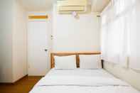 Bilik Tidur Modern and Cozy 2BR Kalibata City Apartment By Travelio