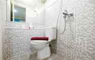 In-room Bathroom 4 Modern and Cozy 2BR Kalibata City Apartment By Travelio