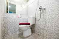 Bilik Mandi dalam Bilik Modern and Cozy 2BR Kalibata City Apartment By Travelio