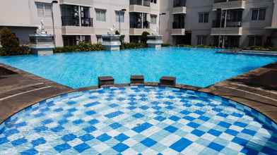 Swimming Pool 4 Relaxing Studio Signature Park Tebet Apartment By Travelio