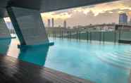 Hồ bơi 4 Warm and Clean Studio Menteng Park Apartment By Travelio