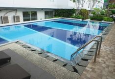 수영장 6 Modern and Pleasant 3BR Bassura City Apartment By Travelio