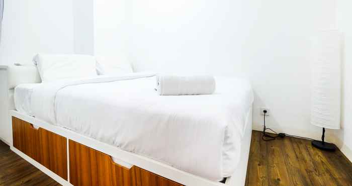 ห้องนอน Modern and Pleasant 3BR Bassura City Apartment By Travelio