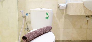 객실 내 욕실 3 Relax Bellagio Apartment 2BR near Kuningan City By Travelio