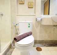 Toilet Kamar 3 Relax Bellagio Apartment 2BR near Kuningan City By Travelio