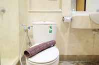 Toilet Kamar Relax Bellagio Apartment 2BR near Kuningan City By Travelio