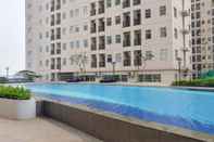 Kolam Renang Spacious and Cozy 2BR Apartment at Ayodhya Residence By Travelio
