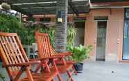 ล็อบบี้ 3 Elegant and Modern 2BR Apartment at Grand Setiabudi By Travelio