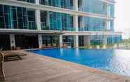 Swimming Pool 4 Cozy and Comfort 1BR Brooklyn Alam Sutera Apartment By Travelio