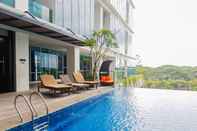 Kolam Renang Comfy with Pool View Brooklyn Studio Apartment near IKEA By Travelio