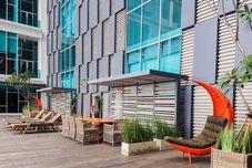 Lobby Comfy with Pool View Brooklyn Studio Apartment near IKEA By Travelio