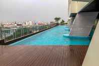 Swimming Pool Comfort Studio Menteng Park Apartment By Travelio
