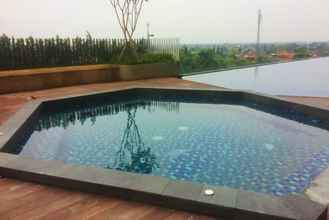 Swimming Pool 4 Cozy and Comfortable Studio Springwood Apartment By Travelio