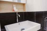 Toilet Kamar Comfortable 2BR Apartment at One Park Residence Gandaria By Travelio