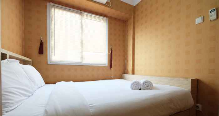 Kamar Tidur Relaxing and Pleasant 2BR with Pool View Mutiara Bekasi Apartment By Travelio