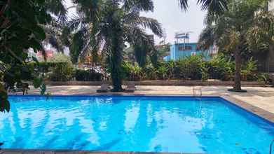 Kolam Renang 4 Relaxing and Pleasant 2BR with Pool View Mutiara Bekasi Apartment By Travelio