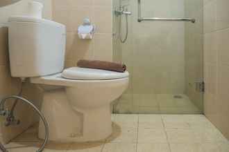 Toilet Kamar 4 Compact and Clean 2BR with Sofa Bed at Parahyangan Residence By Travelio