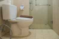 Toilet Kamar Compact and Clean 2BR with Sofa Bed at Parahyangan Residence By Travelio