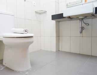 Toilet Kamar 2 Spacious and Pleasant 1BR Dago Suites Apartment By Travelio