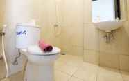 Toilet Kamar 7 Spacious and Exclusive 3BR Apartment @ Northland Ancol Residence By Travelio