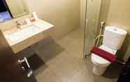 Toilet Kamar 6 Best Location and Cozy 2BR The H Residence Apartment By Travelio