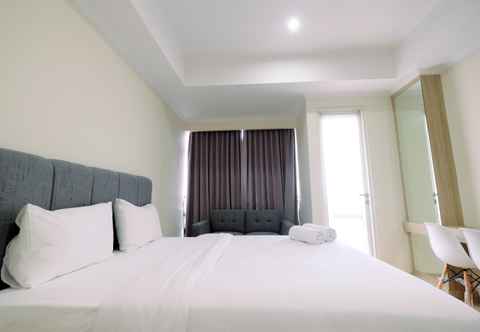 Bedroom Cozy and Pleasant Studio Menteng Park Apartment By Travelio