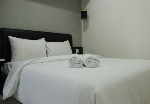 Phòng ngủ Cozy 2BR Apartment with Direct Access to Pool at Parahyangan Residence By Travelio