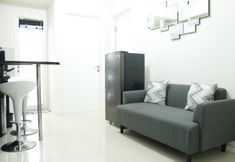 Sảnh chờ 2 Cozy 2BR Apartment with Direct Access to Pool at Parahyangan Residence By Travelio