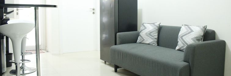 Sảnh chờ Cozy 2BR Apartment with Direct Access to Pool at Parahyangan Residence By Travelio