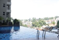 Hồ bơi Cozy 2BR Apartment with Direct Access to Pool at Parahyangan Residence By Travelio