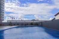 Hồ bơi Best Location Homey Studio Park View Condominium Apartment By Travelio