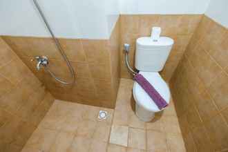 Toilet Kamar 4 Deluxe Studio Green Pramuka City a Serene Apartment Living By Travelio